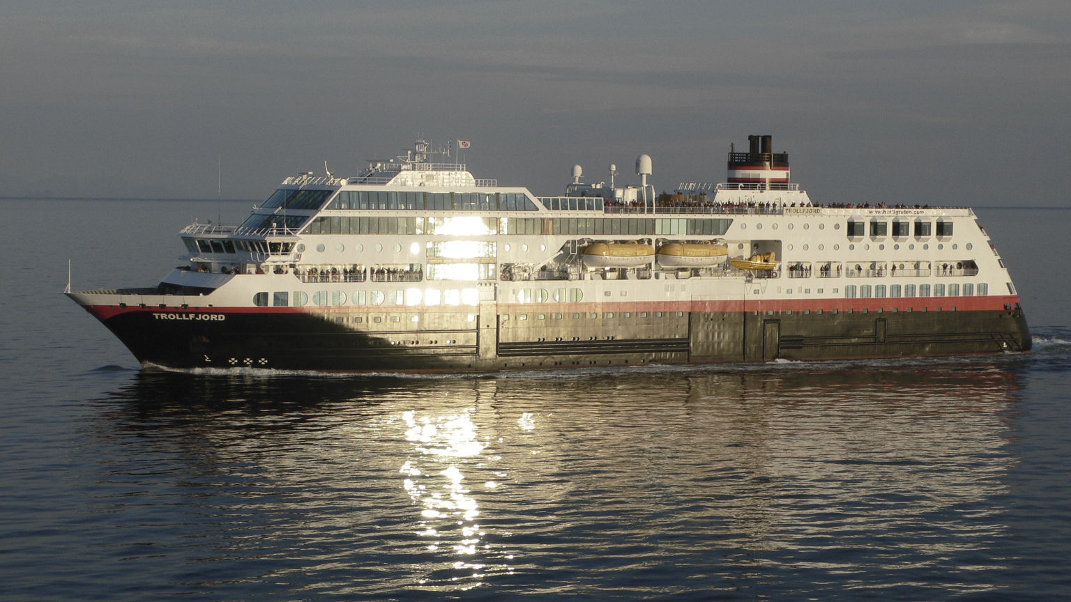 MS Trollfjord im Schein der Mitternachtssonne