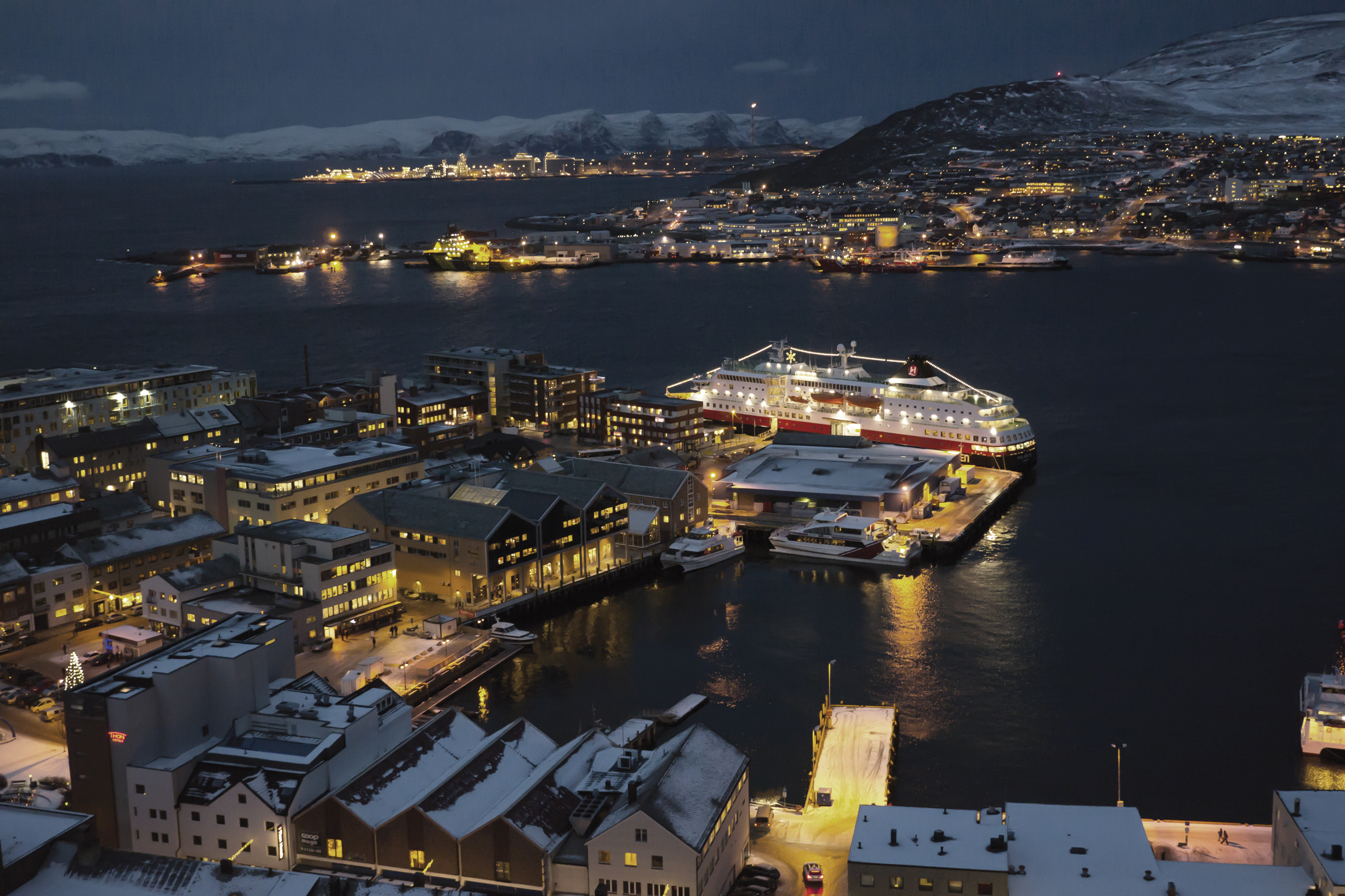 Das Hurtigruten-Schiff im Hafen von Hammerfest 