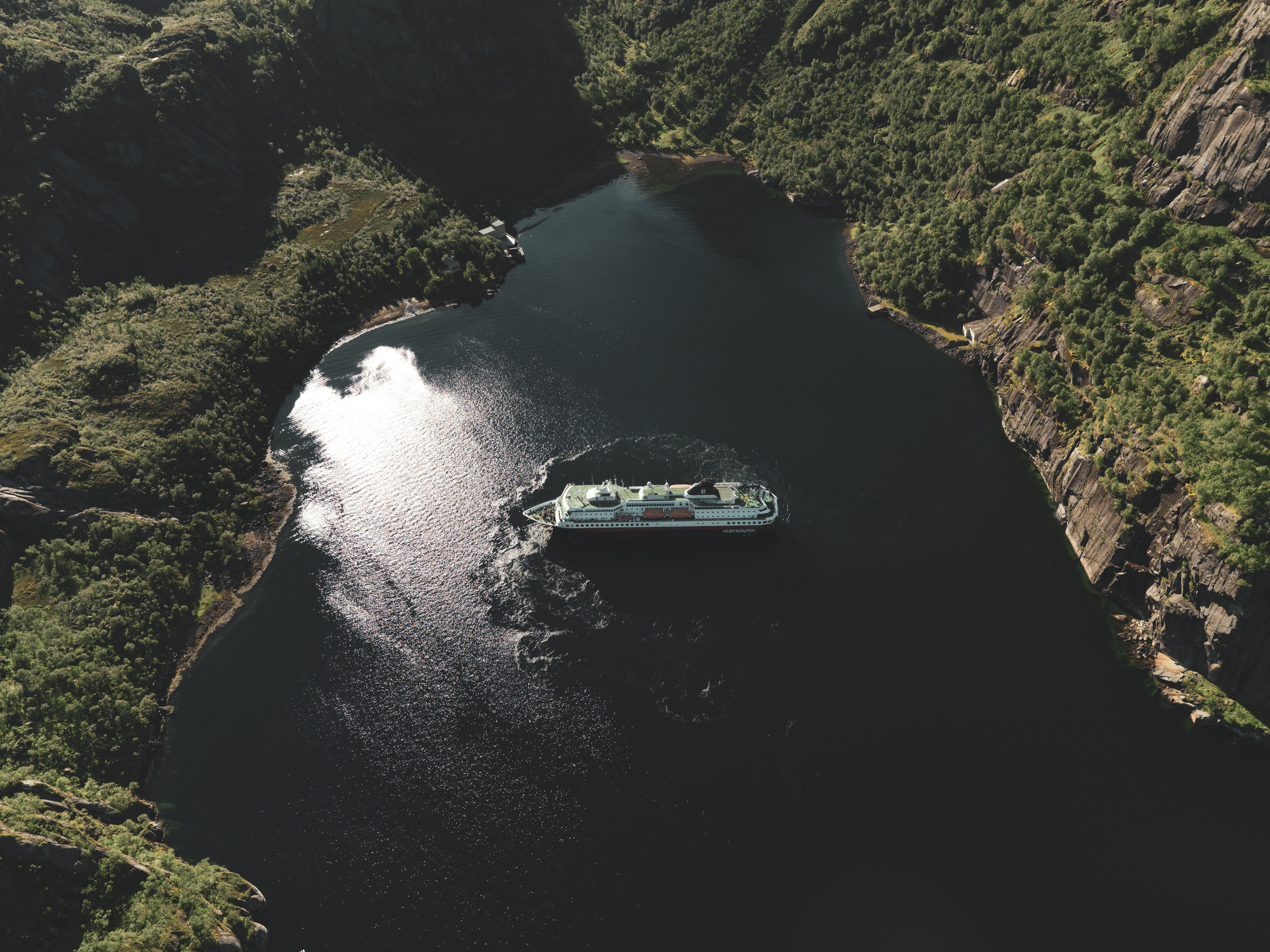 Das Hurtigrutenschiff im Trollfjord