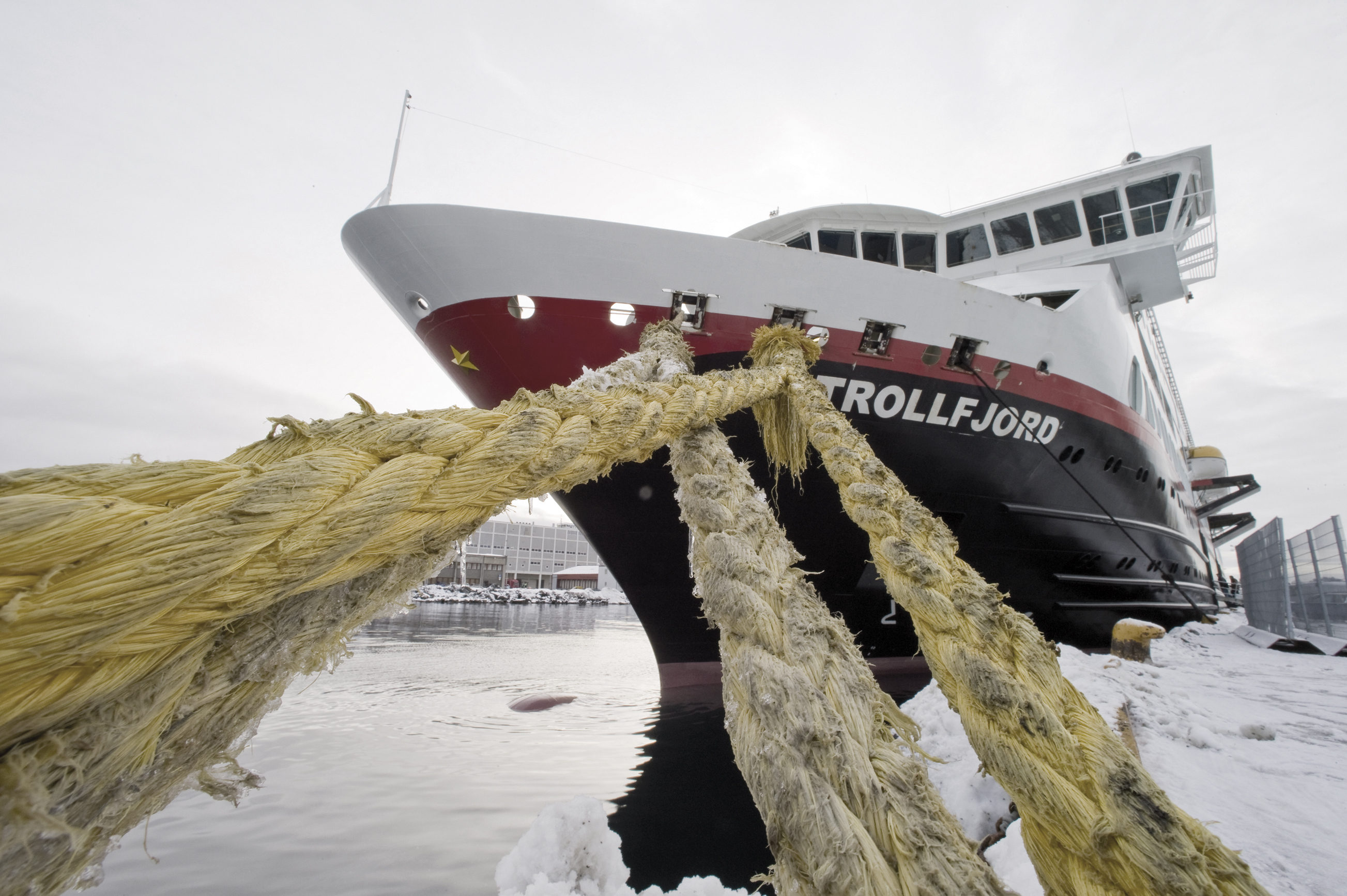 Noch heute werden Fracht und Post mit dem Schiff zu den entlegenen Häfen in der Finnmark gebracht